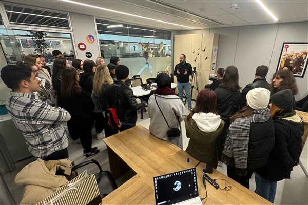 ÇOMÜ’lü öğrenciler, Basın, Yayın ve Halkla İlişkiler Müdürlüğü’nü ziyaret etti