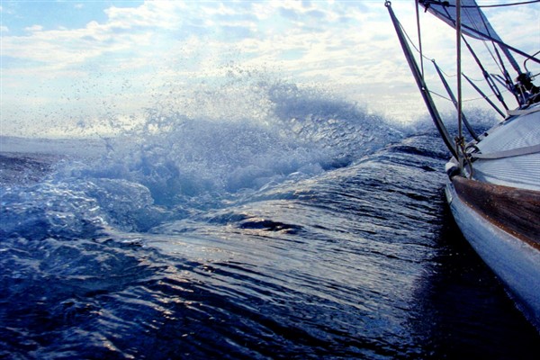 Zeytinburnu’nda sürüklenen ve içerisinde 3 kişi bulunan tekne marinaya yanaştırıldı