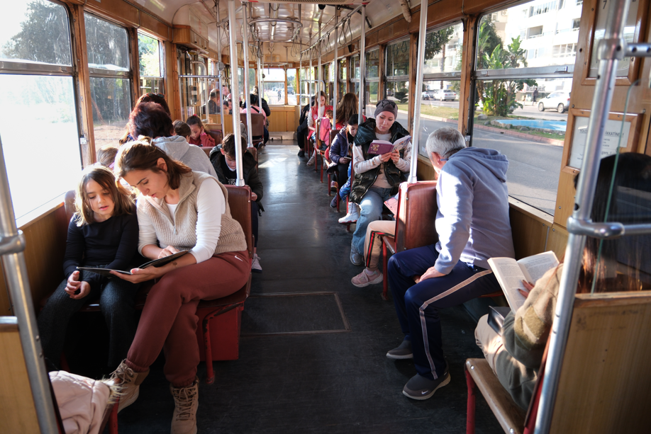 Nostalji tramvayında kitap okuma etkinliği