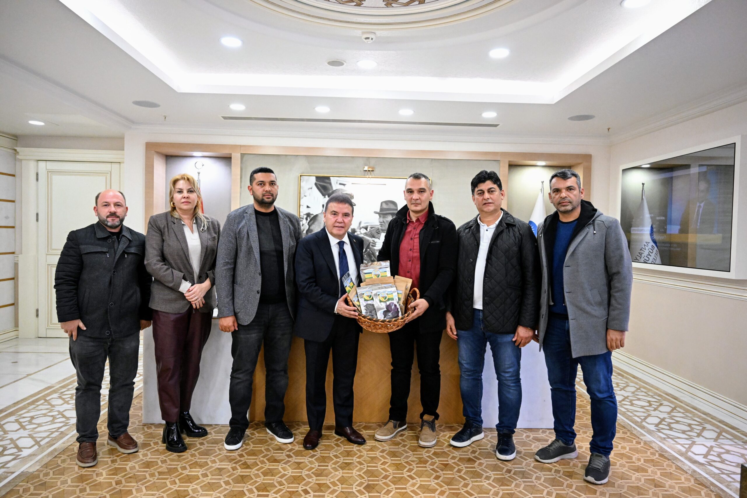 Yaş Sebze Meyve Kurutma Tesisleri’nde kurutulan ürünlerden Başkan Böcek’e hediye