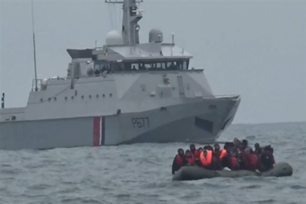 Manş Denizi’ni geçmeye çaışan 100’den fazla göçmen kurtarıldı