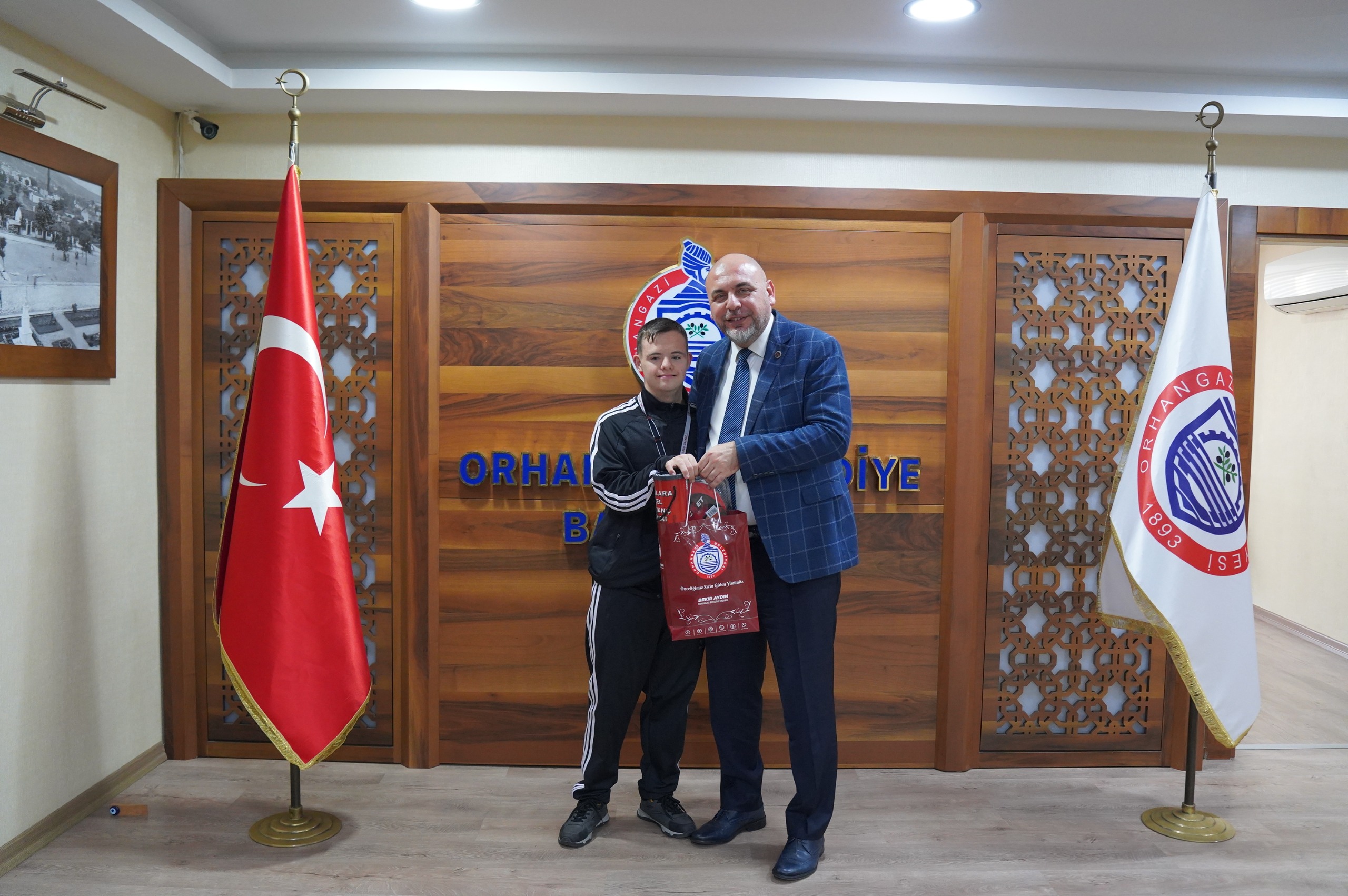 Şampiyon sporcu Hamza Dönmez, Başkan Aydın’ı ziyaret etti