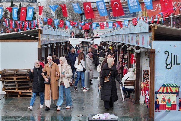 “2025 Yılbaşı Pazarı” Üsküdar’da başladı