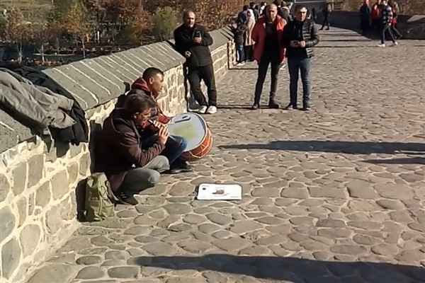 Diyarbakır’da tarihi Ongözlü Köprüsü’nde davul ve zurna sesleri yankılanıyor
