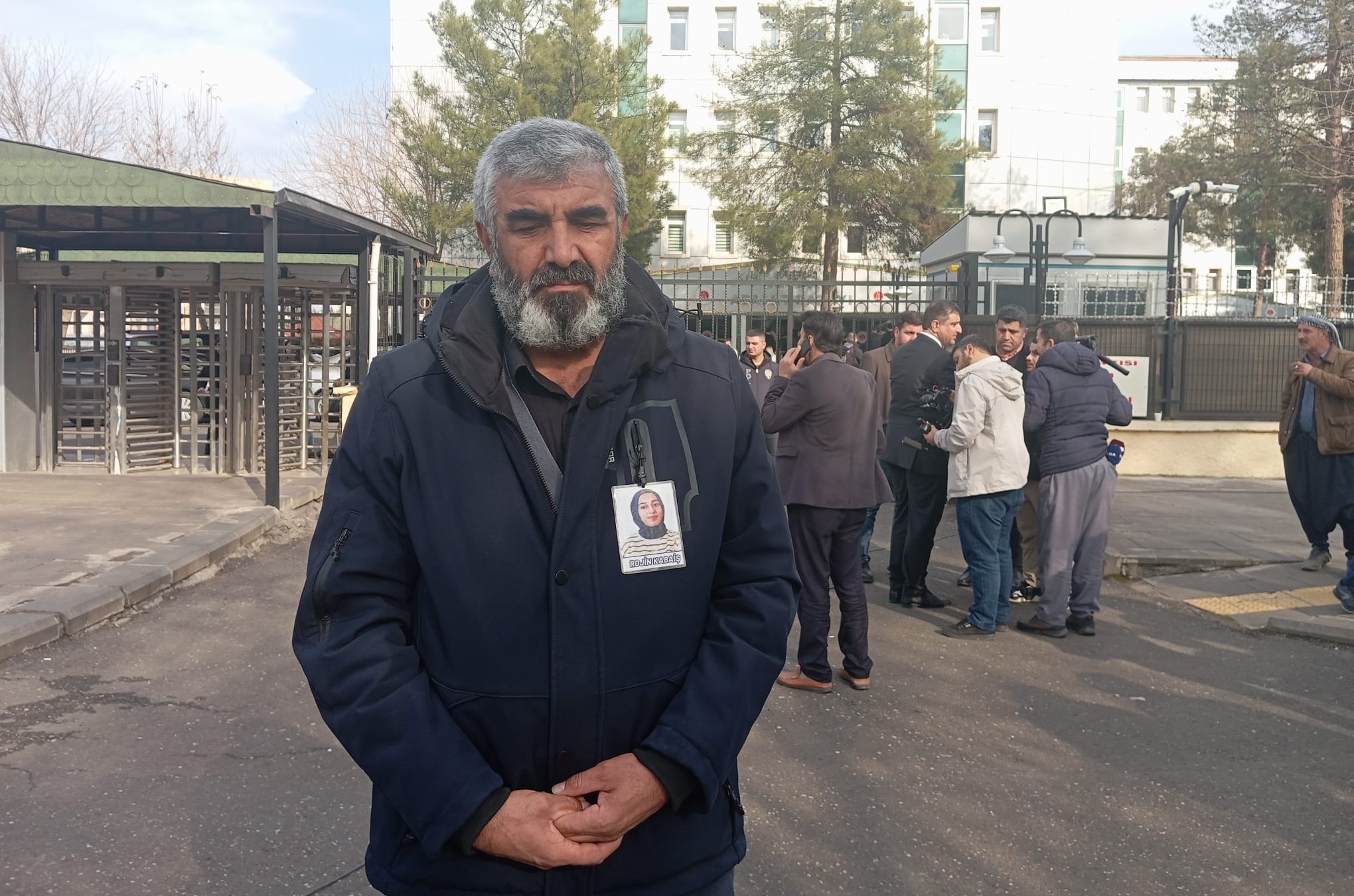 Rojin Kabaiş’in babası, Diyarbakır Adliyesi önünde adalet istiyor