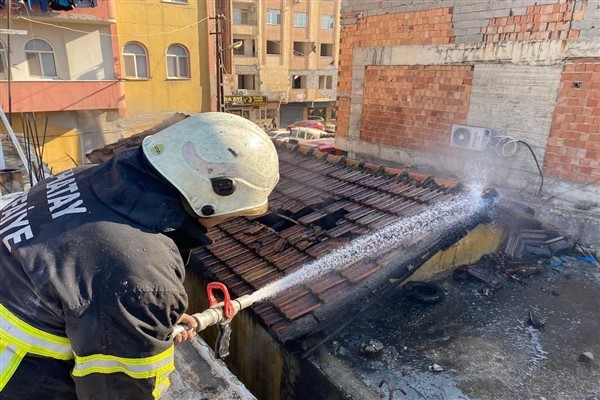 Kırıkhan’da metruk binada yangın çıktı