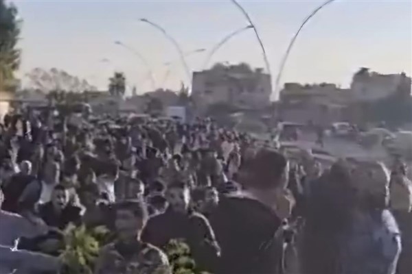 Suriye’de dört şehirde sokağa çıkma yasağı uygulanırken binlerce kişi sokaklara çıktı