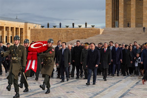 CHP Genel Başkanı Özel, İsmet İnönü için Anıtkabir’de düzenlenen anma törenine katıldı