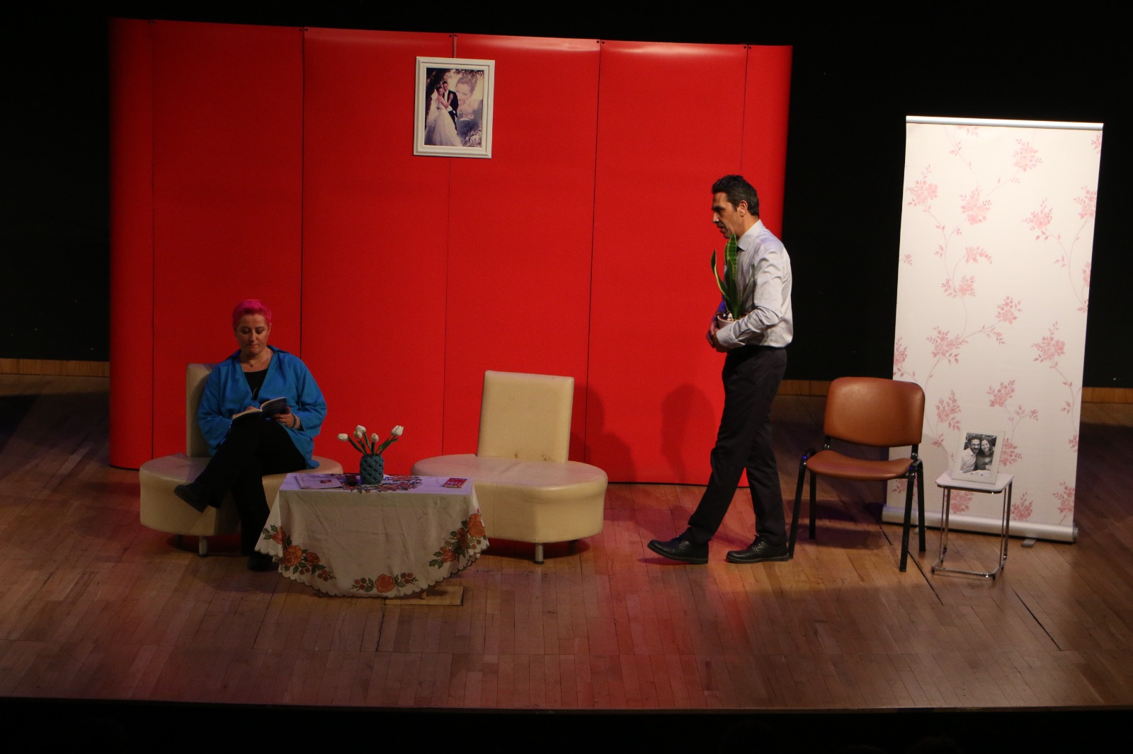 “Evlilik Sözleşmesi” tiyatro oyunu Kartal’da sahnelendi