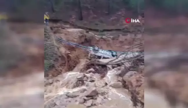 İzmir'de Yol Çöktü, Otomobil Çukura Düştü