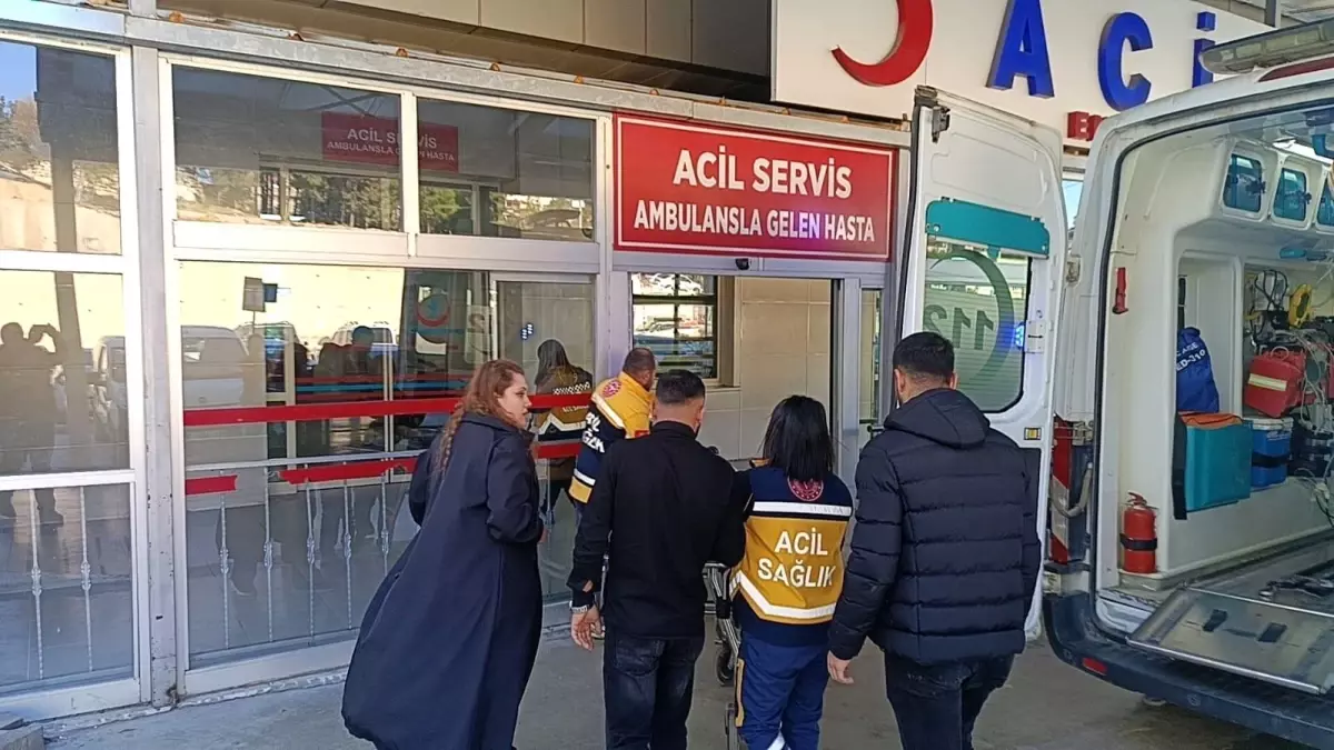 Adana’da Otomobil Kaldırımda Yürüyen Kadına Çarptı