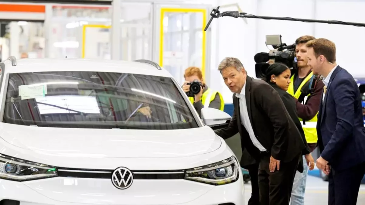 Almanya Ekonomi Bakanı, Volkswagen’i ucuz otomobil üretme konusunda uyardı
