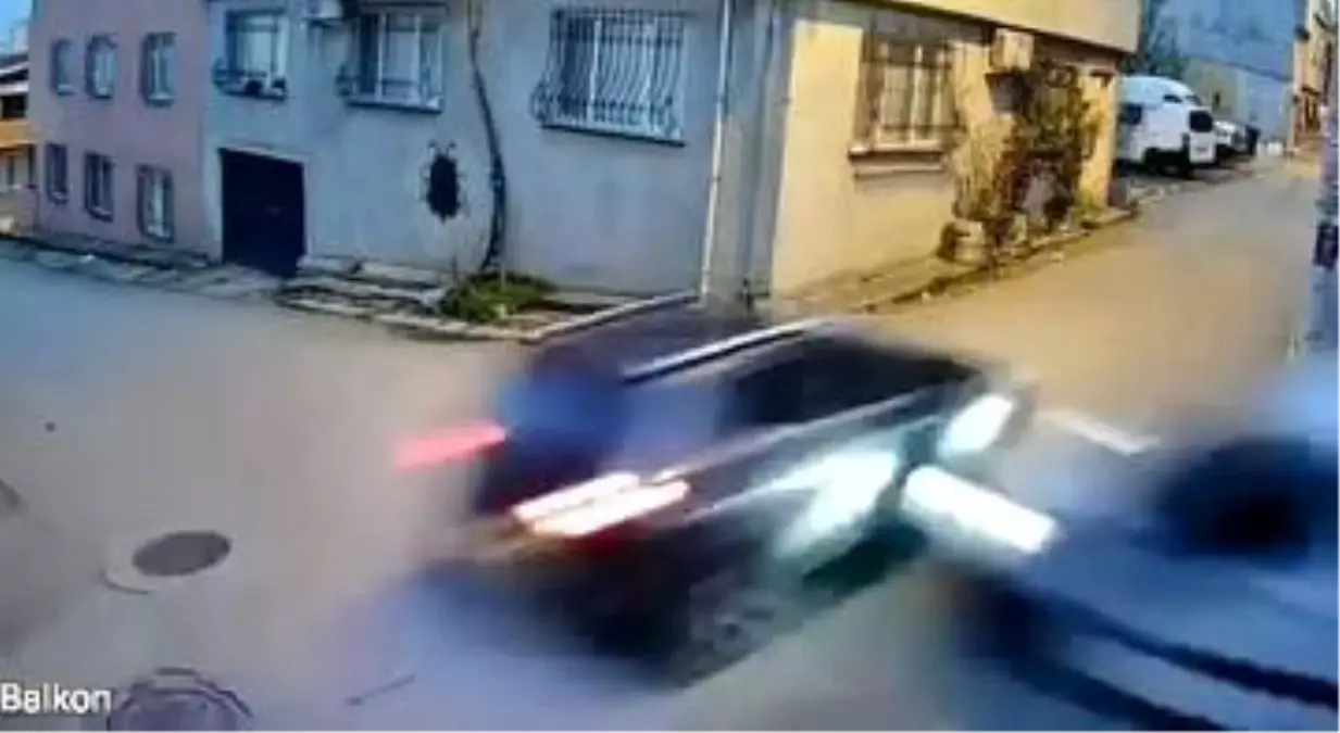 Bursa’da Ara Sokakta Otomobil ile Kamyonet Çarpıştı