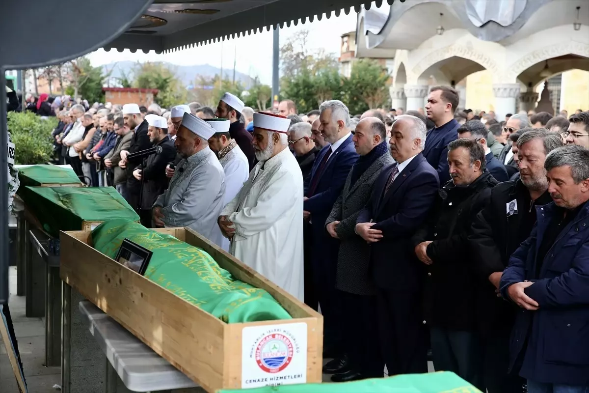 Arhavi Heyelanında Hayatını Kaybeden 4 Kişinin Cenazesi Giresun’da Toprağa Verildi