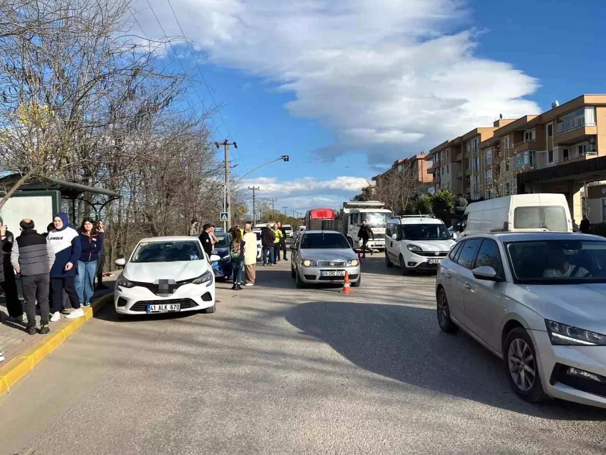 Kocaeli’de Babaanne ve Torununa Otomobil Çarptı