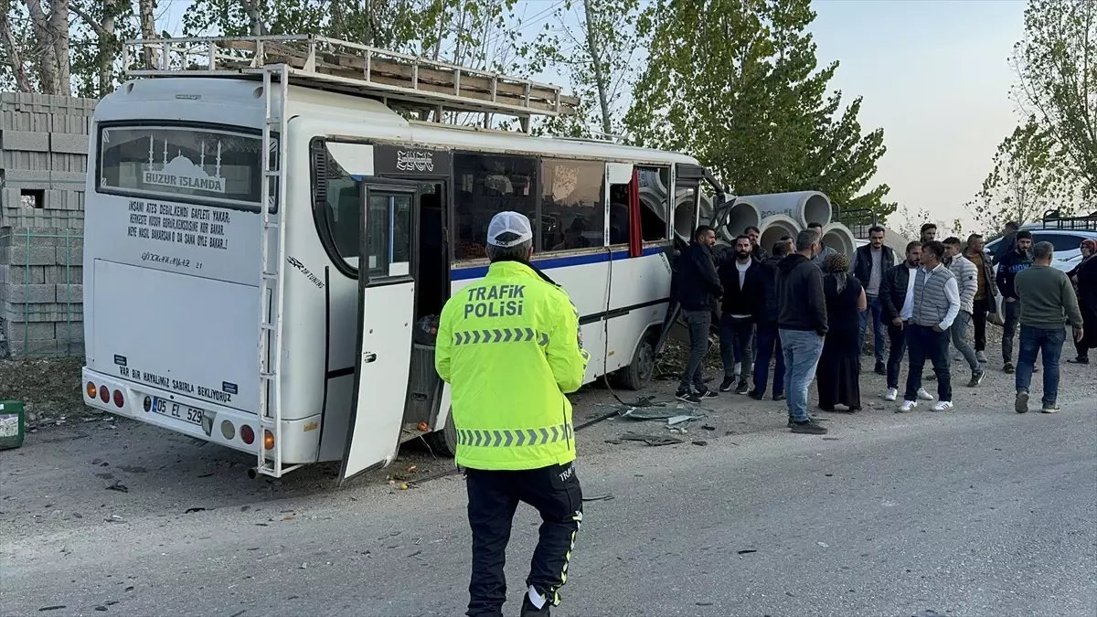 Adana’da Otomobil ve Midibüs Çarpıştı: 2 Yaralı