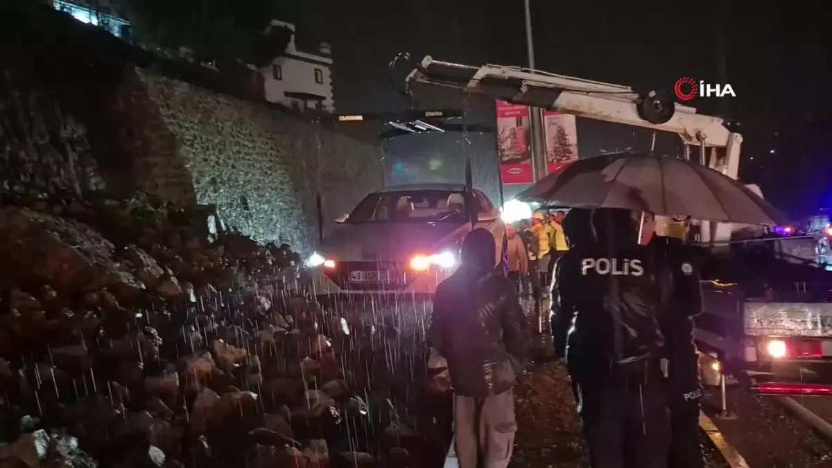 Bodrum’da İstinat Duvarı Çöktü, Trafik Aksadı