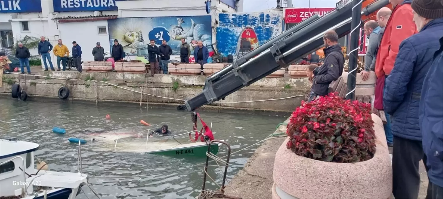Gelibolu’da Battığı Yerden Çıkarılan Tekne Tersaneye Götürüldü