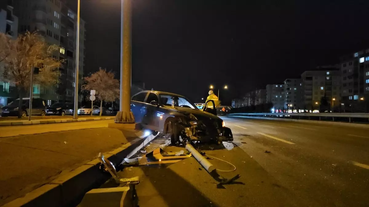 Çorum’da Trafik Kazası: Sürücü Yaralandı