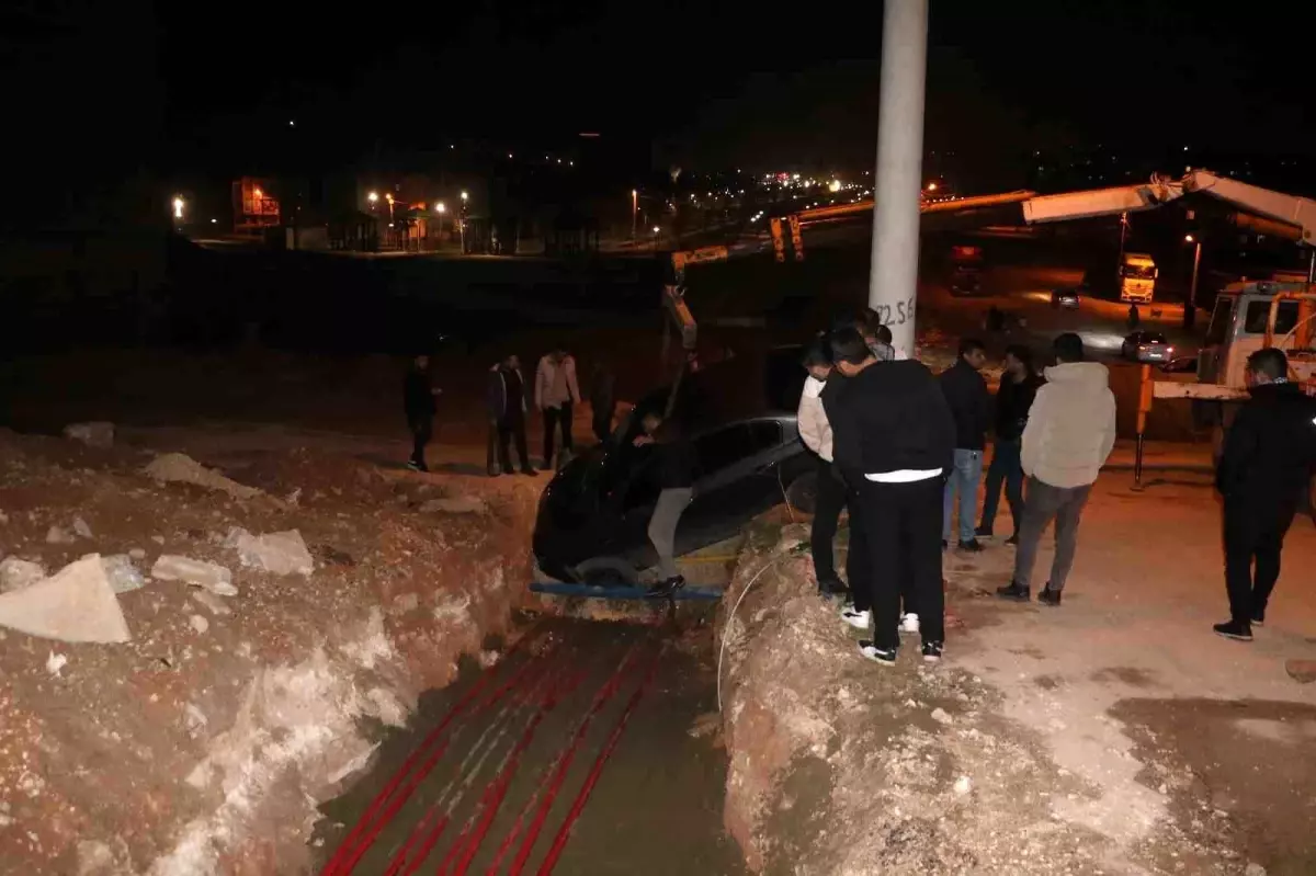 Şanlıurfa’da Elektrik Hattı Çukuruna Otomobil Düştü