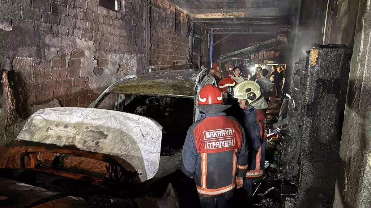 Sakarya’da Garajda Park Halinde Dururken Yanan Araç Demir Yığınına Döndü