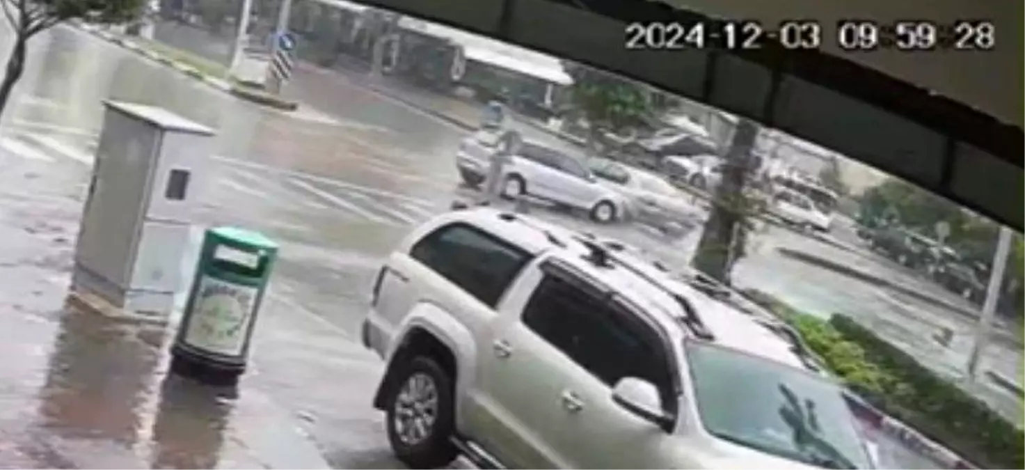 Antalya’da Trafik Kazası: İki Otomobil Çarpıştı