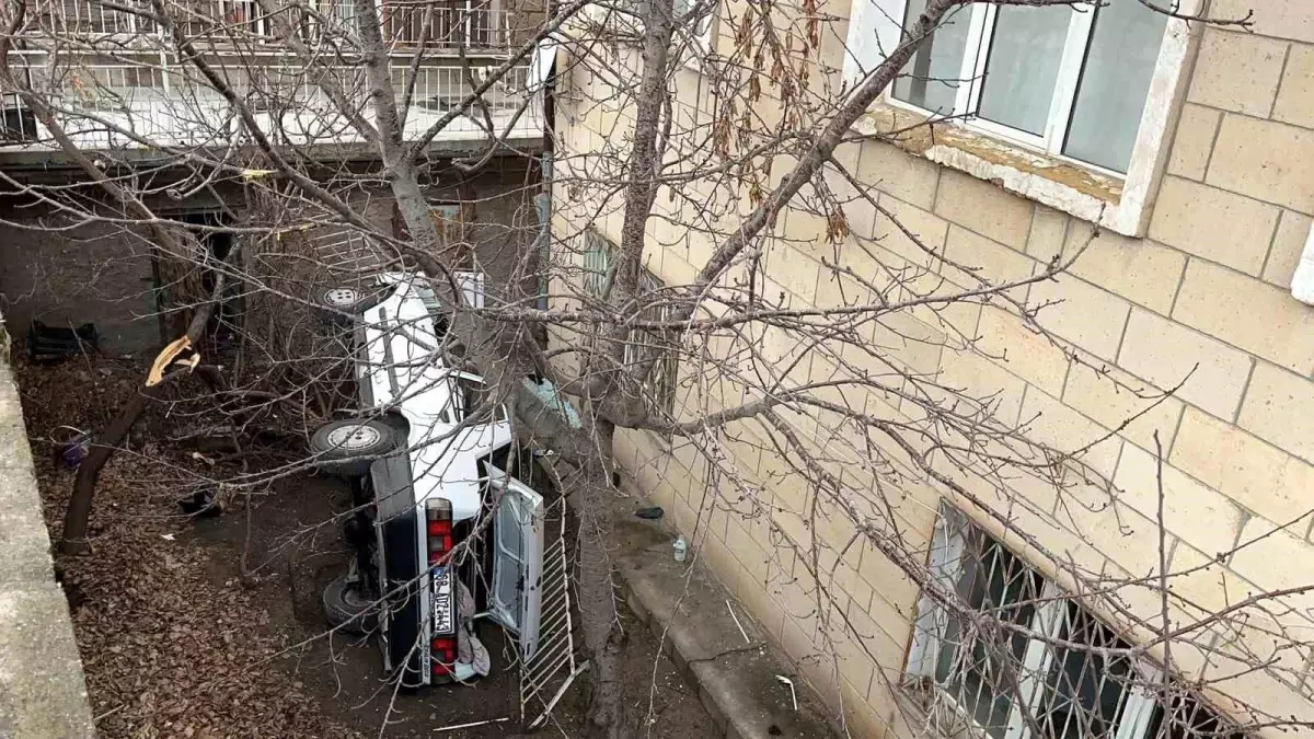 Nevşehir’de Kontrolden Çıkan Araç Ev Bahçesine Uçtu