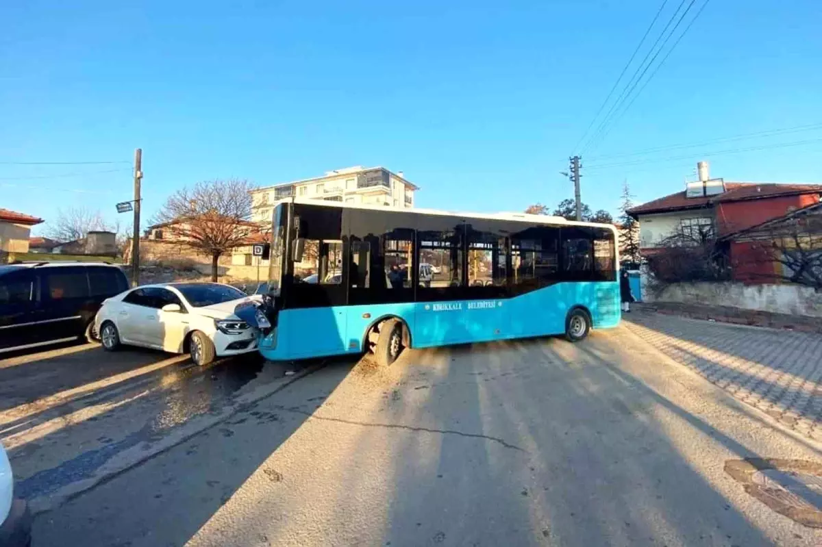 Kırıkkale’de Halk Otobüsü ile Otomobil Kafa Kafaya Çarpıştı, 7 Yaralı