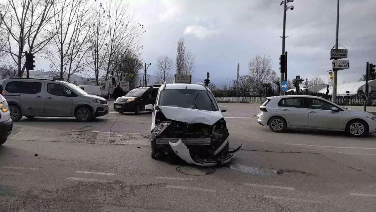 İnegöl’de Trafik Kazası: 1’i Çocuk 2 Yaralı
