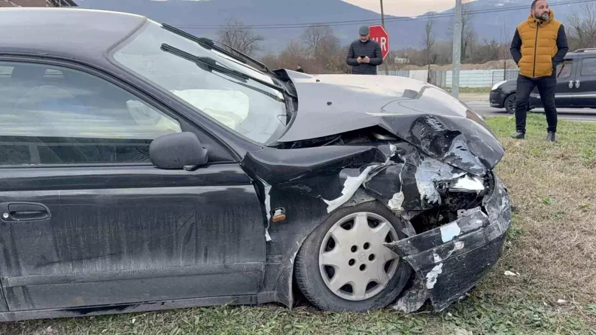 Düzce’de Cip ile Otomobil Çarpıştı: İki Yaralı