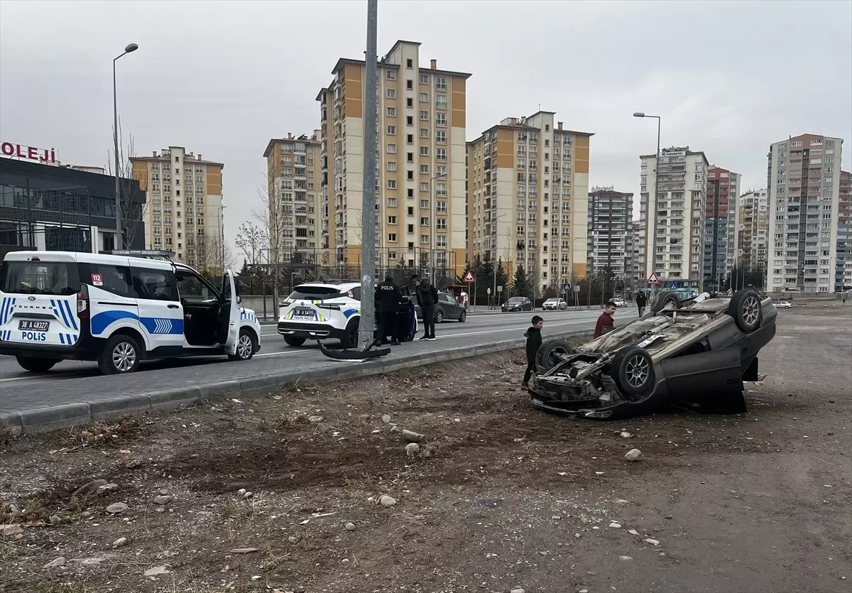 Kayseri’de otomobil devrildi: 3 yaralı