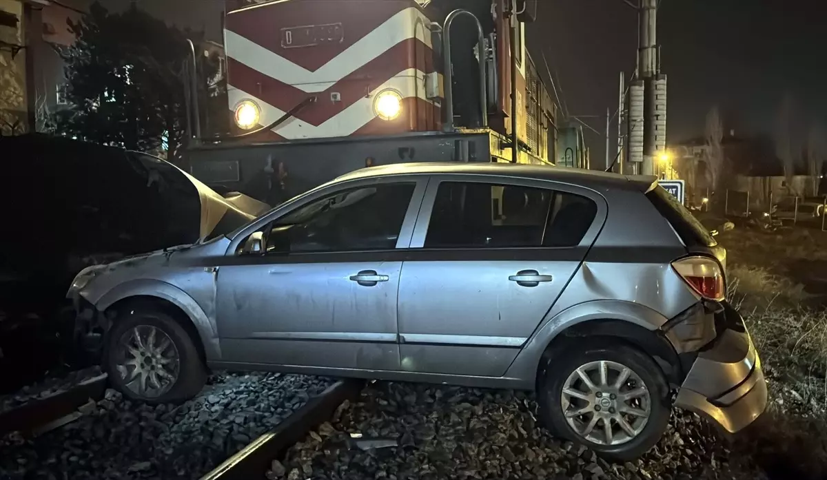 Kırıkkale’de Yük Treni Arızalanan Otomobile Çarptı