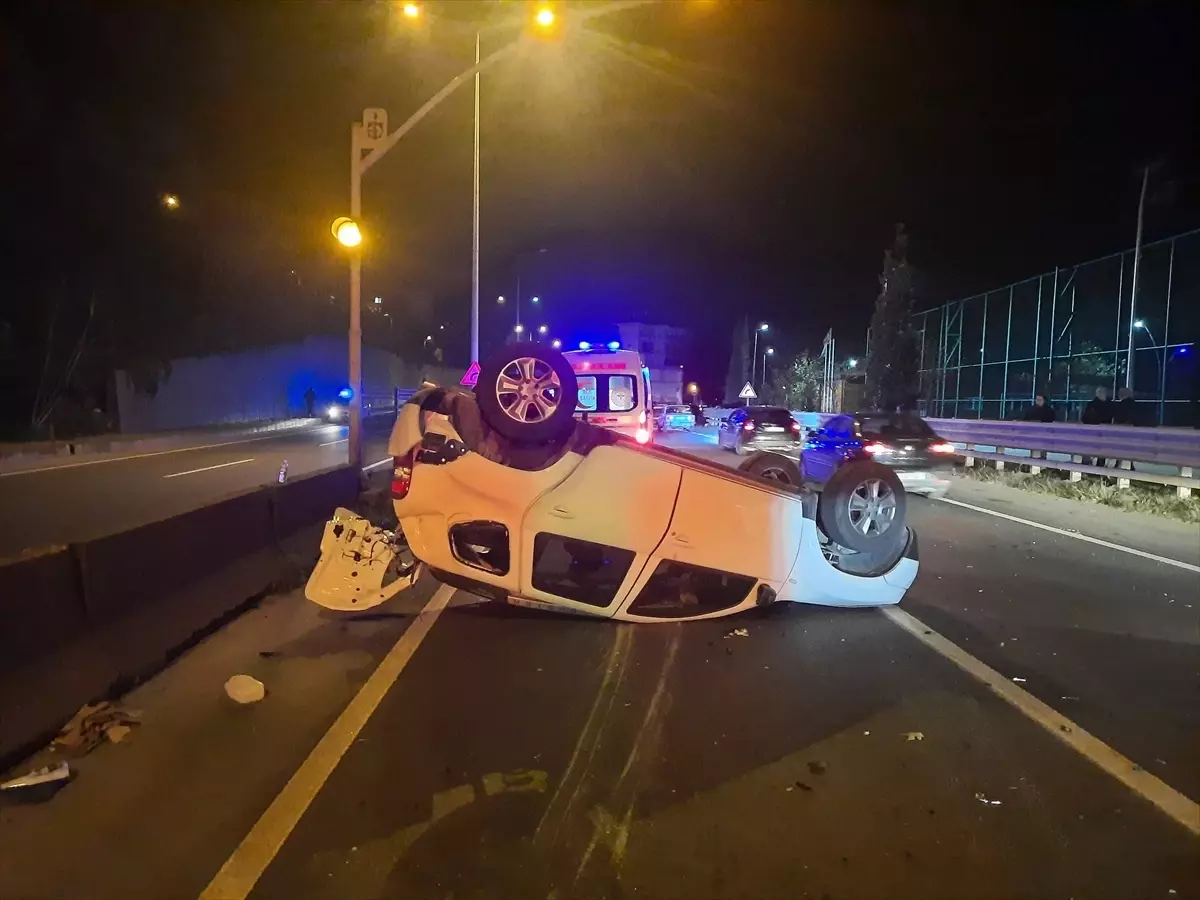 Gölcük’te İki Otomobil Çarpıştı: 3 Yaralı