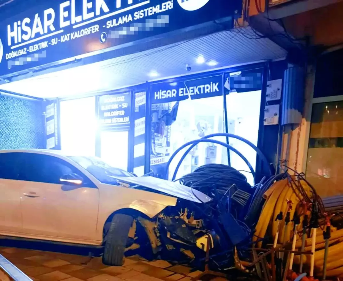 Burdur’da Kontrolden Çıkan Otomobil İş Yerine Daldı