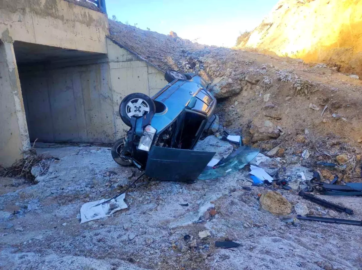 Afyonkarahisar’da Kontrolden Çıkan Araç Sulama Kanalına Düştü, Sürücü Ağır Yaralı