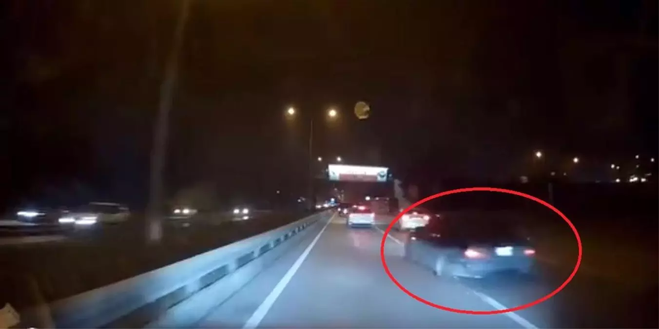 Bursa’da Hızlı Araç Refüje Çarptı, Kazanın Anı Kaydedildi