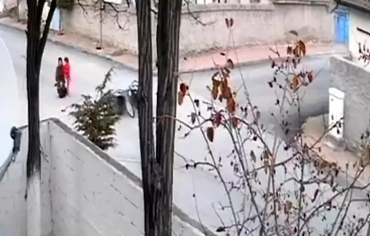 Aksaray’da Otomobil ve Motosiklet Çarpıştı, Baba ve Kızı Yürek Burkucu Anlar Yaşadı