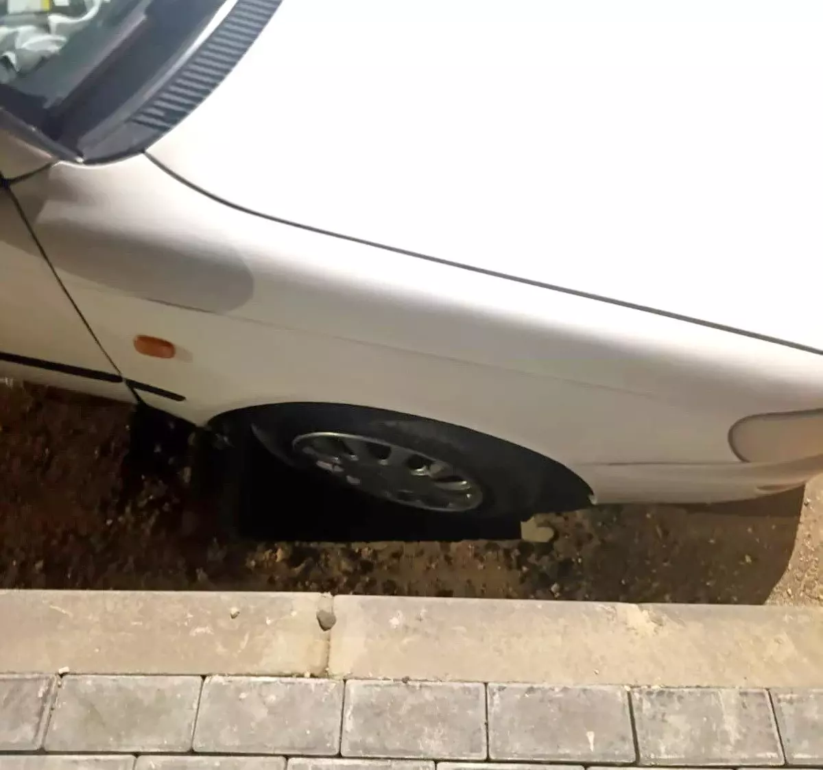 Adıyaman’da Açık Bırakılan Gider Çukuru Otomobile Zarar Verdi