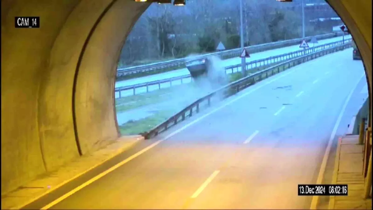 Amasya’da Tünel Çıkışında Feci Kaza: Otomobil Takla Attı