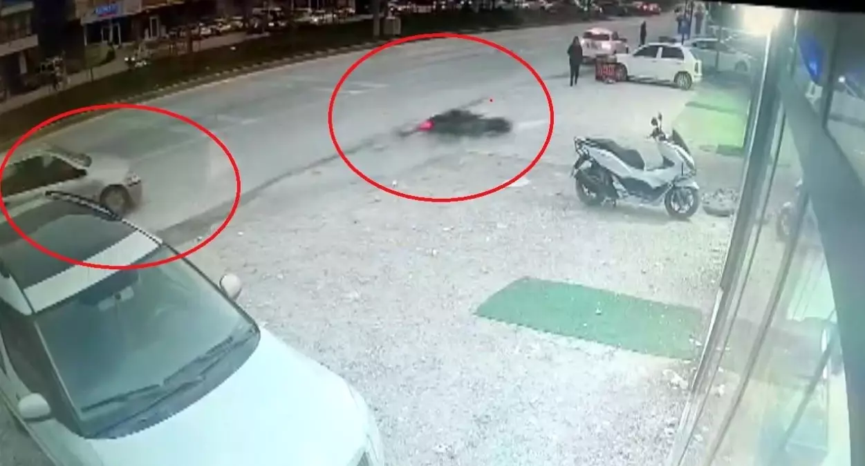 Hatay’da Motosiklet ile Otomobil Çarpıştı: Sürücü Metrelerce Sürüklendi