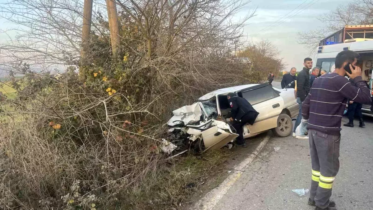 Sakarya’da Otomobil Kamyona Çarpıp Hurdaya Döndü, 2 Kişi Ağır Yaralandı