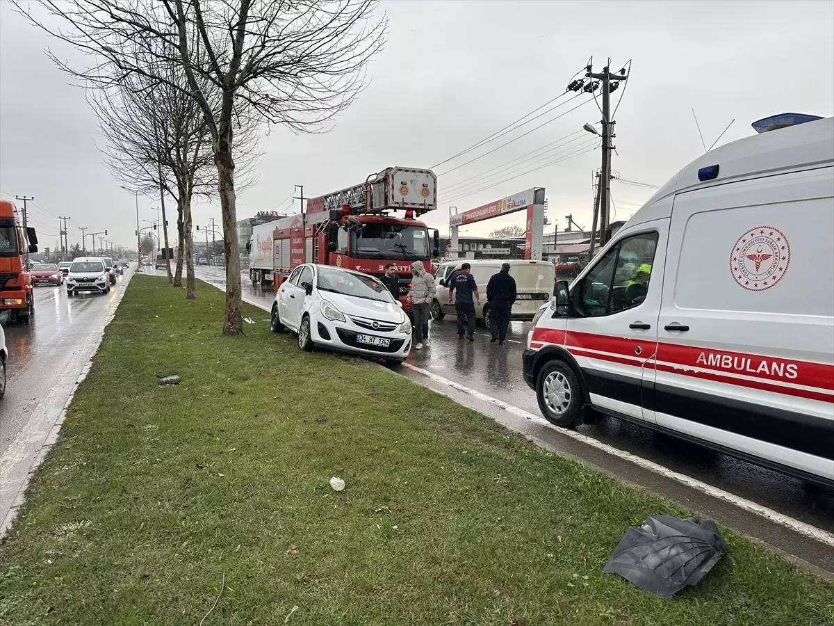 Adapazarı’nda Panelvan Otomobile Çarpması Sonucu 3 Yaralı