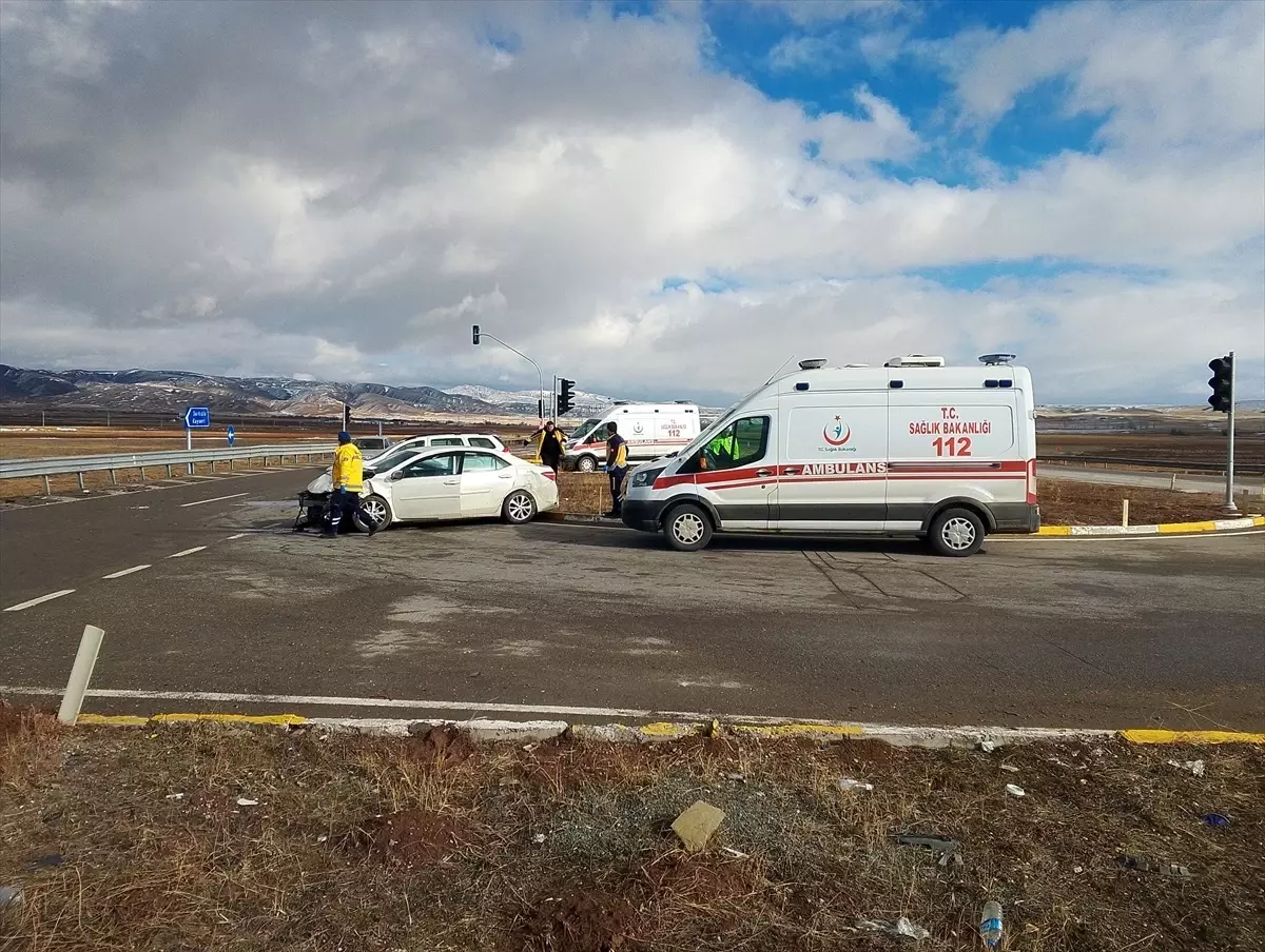 Sivas’ta Trafik Kazası: İki Sürücü Yaralandı