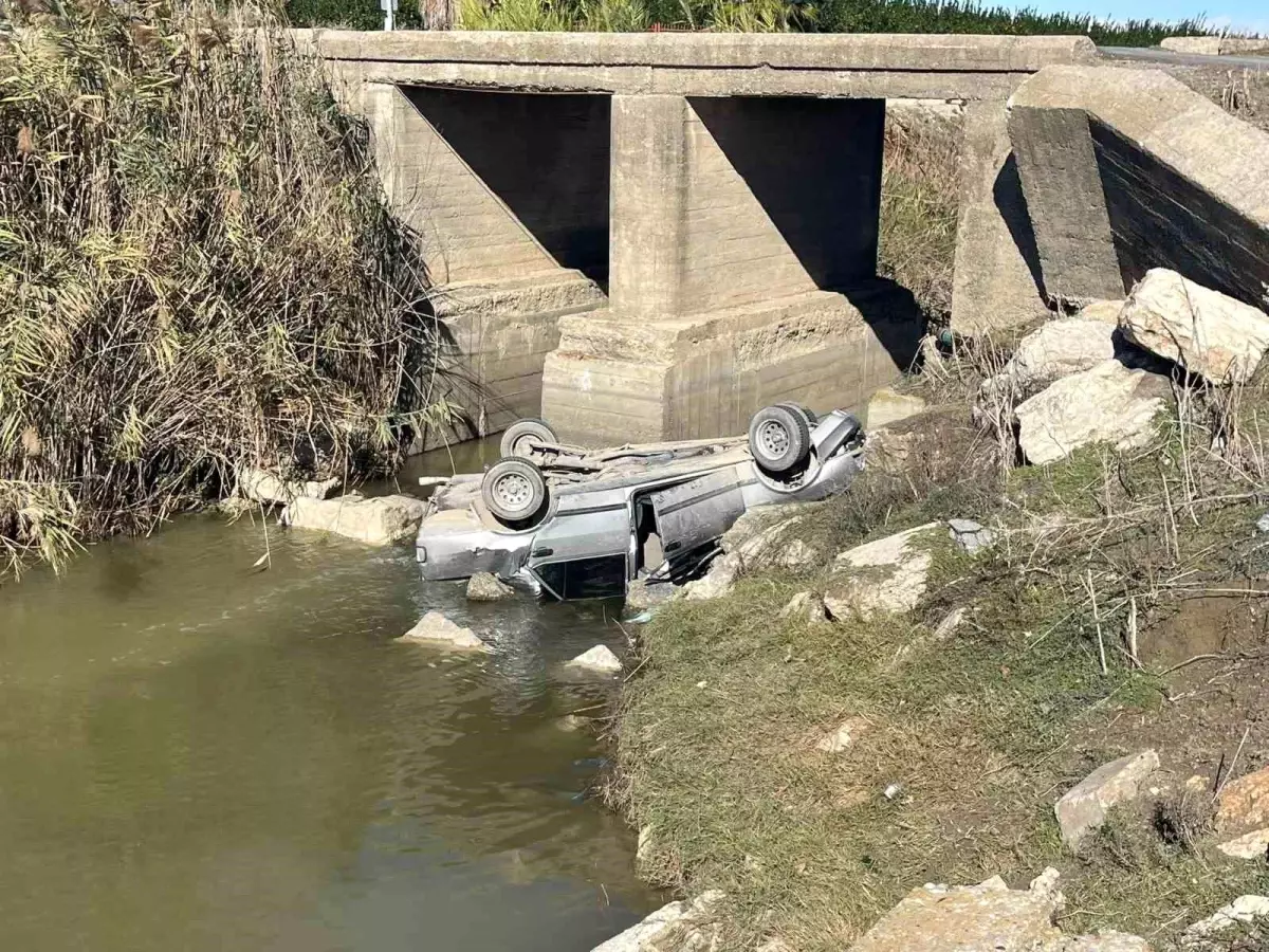 Mersin’de Direksiyon Hakimiyetini Kaybeden Sürücü Sulama Kanalına Düştü