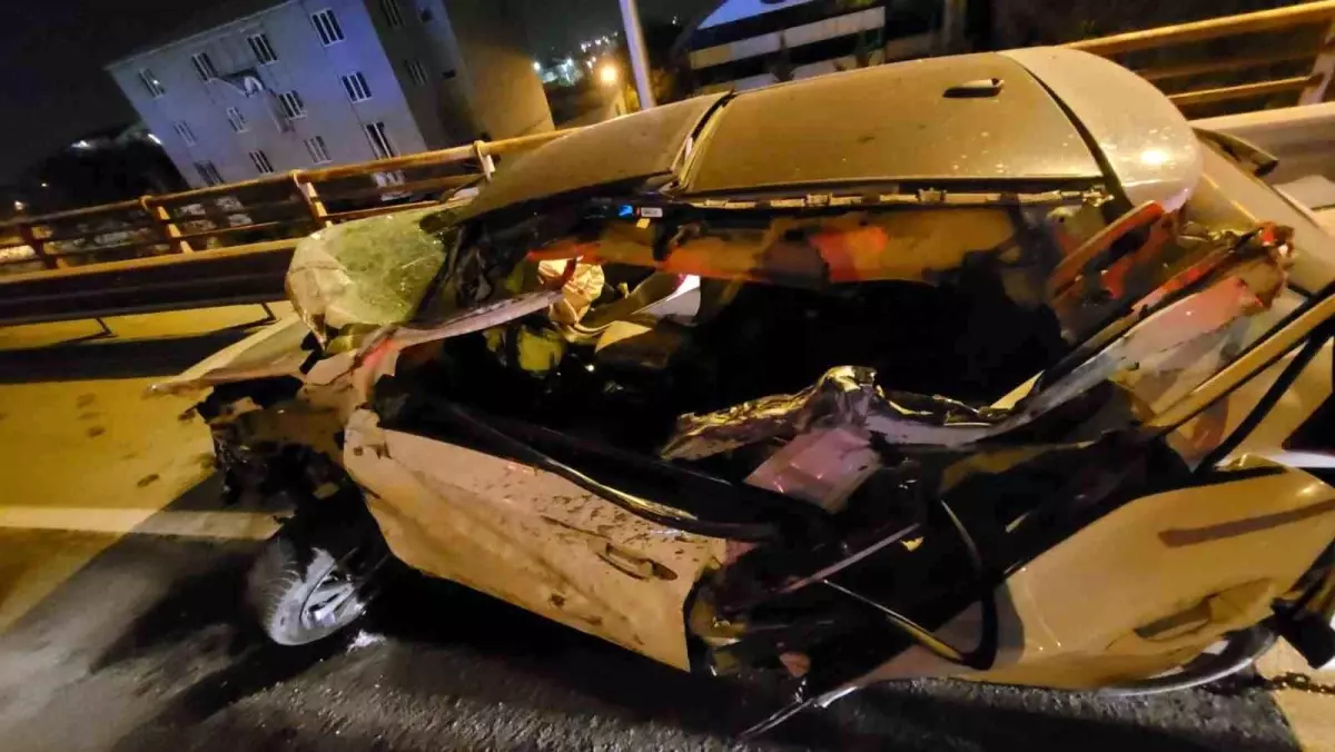 Kocaeli’de Tırla Çarpışan Otomobil Kullanılamaz Hale Geldi, 2 Yaralı