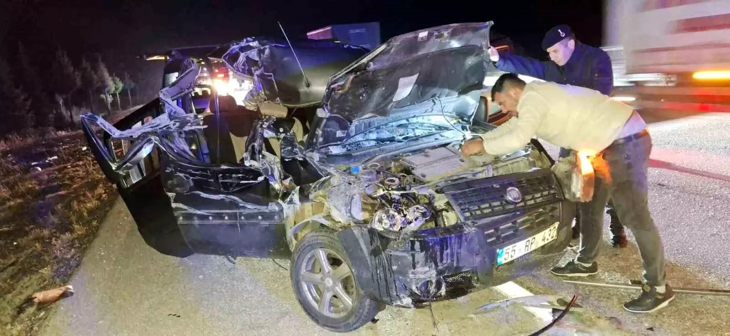 Afyonkarahisar’da Otomobil-Tır Çarpışması: 5 Yaralı