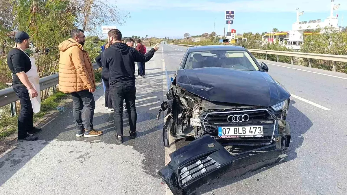 Antalya’da Tırın Çarptığı Otomobildeki Karı-Koca Kazayı Yaralanmadan Atlattı