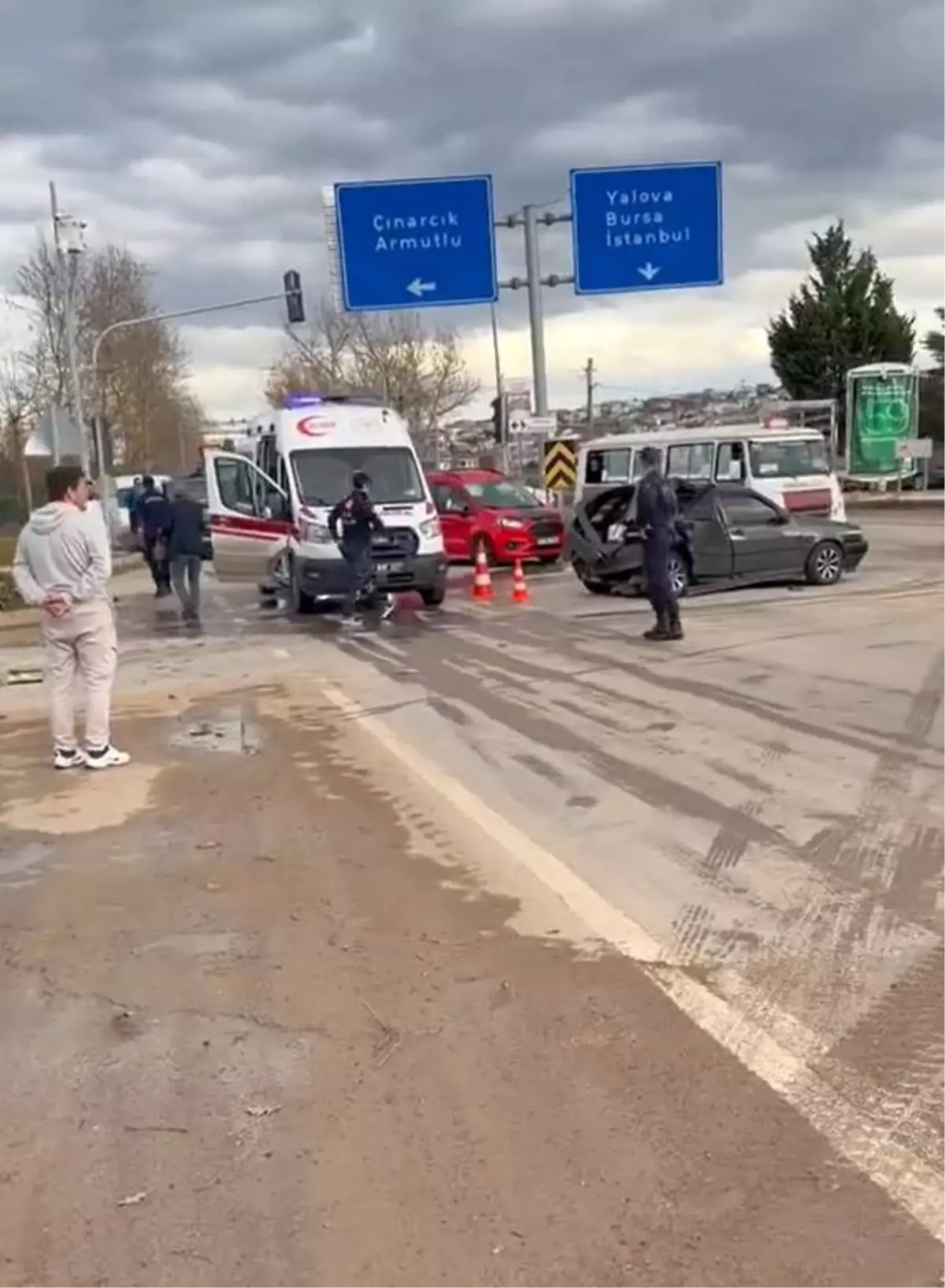 Yalova’da Arkadan Çarpma Kazası: 3 Yaralı