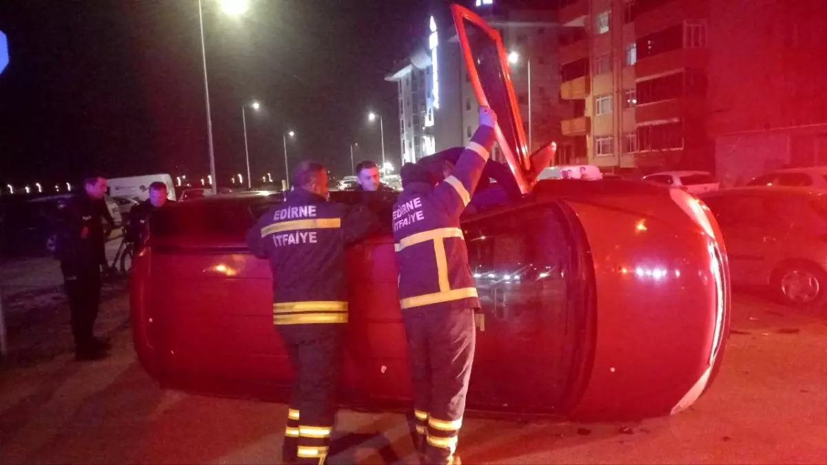 Edirne’de Otomobil Kazası: Araç Yan Yattı