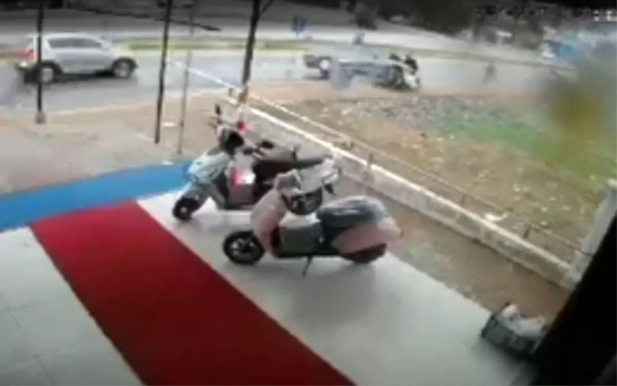 Antalya’da Otomobil Kaldırımdaki Bebek Arabasına Çarptı